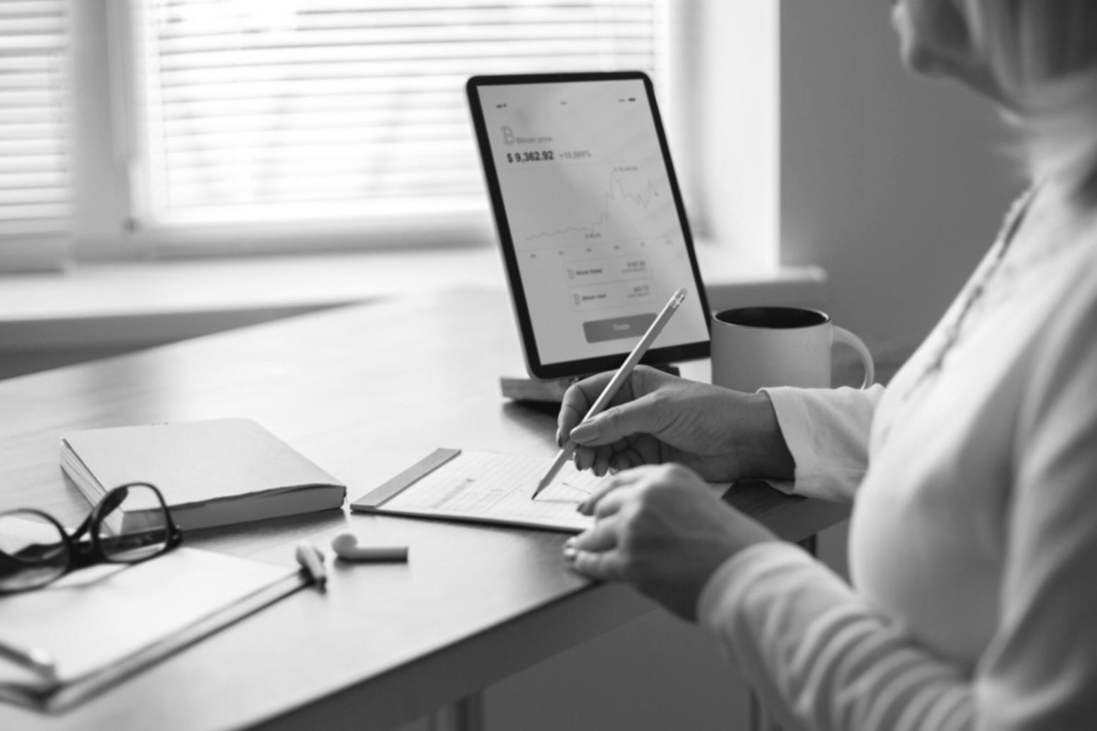 Professionelle Finanzberatung in modernem Büroambiente